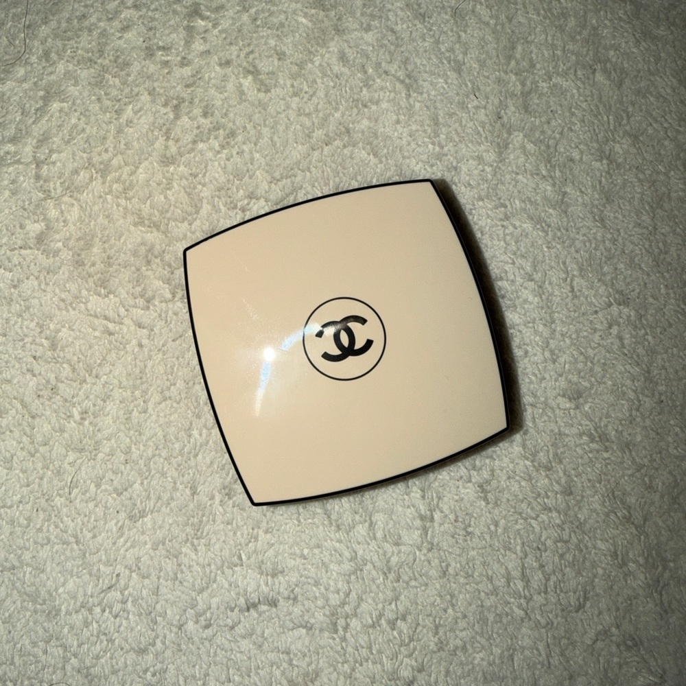 CHANEL Les Beiges Healthy Glow Sheer Powder in B70
